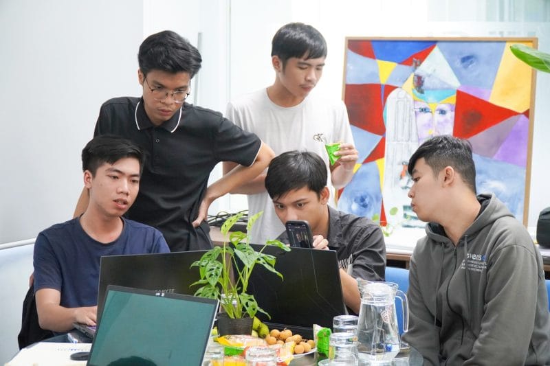 Bí kíp chọn ngành CNTT cho 2k7: Đón đầu Xu hướng lương "Khủng" và Tương lai đến 2030