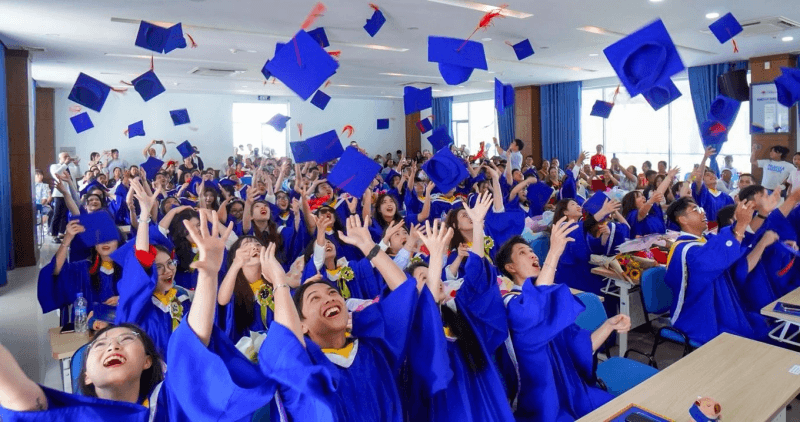 Tân cử nhân và lời dặn của bố: “Hãy thành người trước khi thành tài”