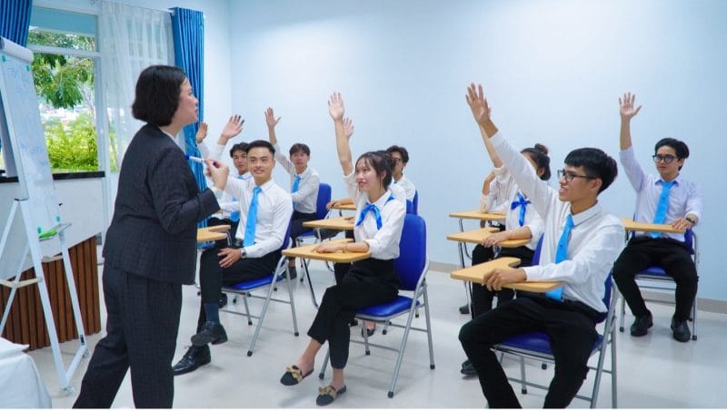 Những nỗ lực san sẻ gánh nặng học phí với người học