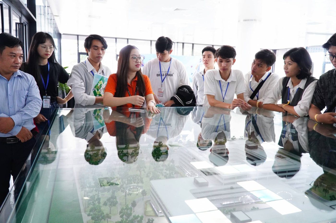 /sinh-vien-thai-binh-duong-trai-nghiem-cong-nghe-moi